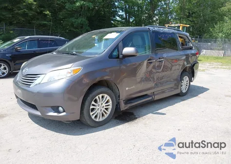 2013 Toyota Sienna Xle V6 8 Passenger z USA, uszkodzony, nr VIN 5TDYK3DC9DS370725